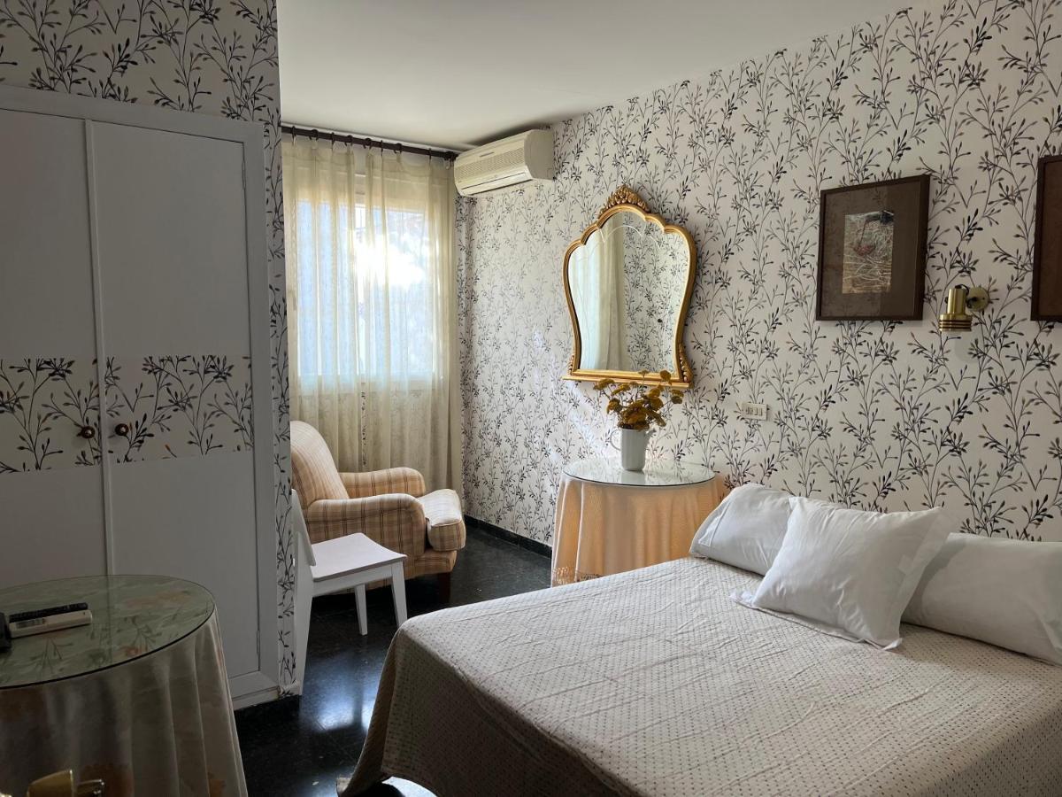 Hostal Pirineos Barbastro Luaran gambar