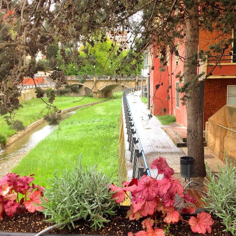 Hostal Pirineos Barbastro Luaran gambar