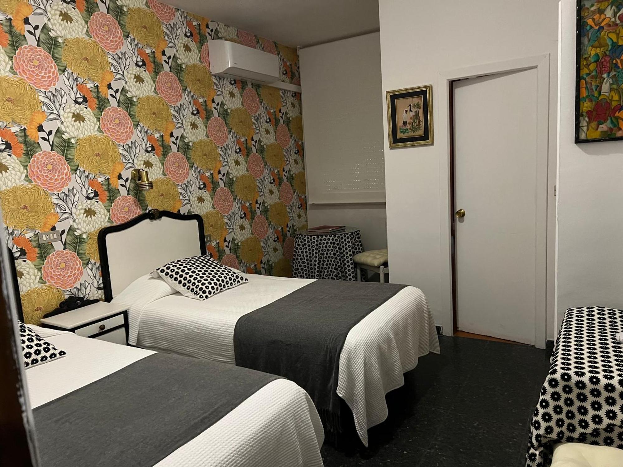 Hostal Pirineos Barbastro Luaran gambar
