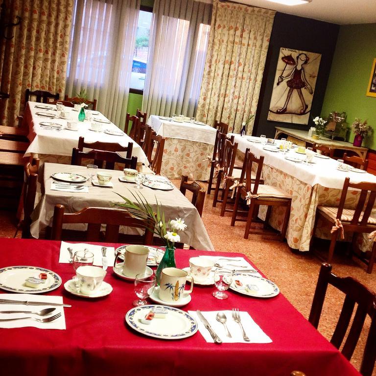 Hostal Pirineos Barbastro Luaran gambar