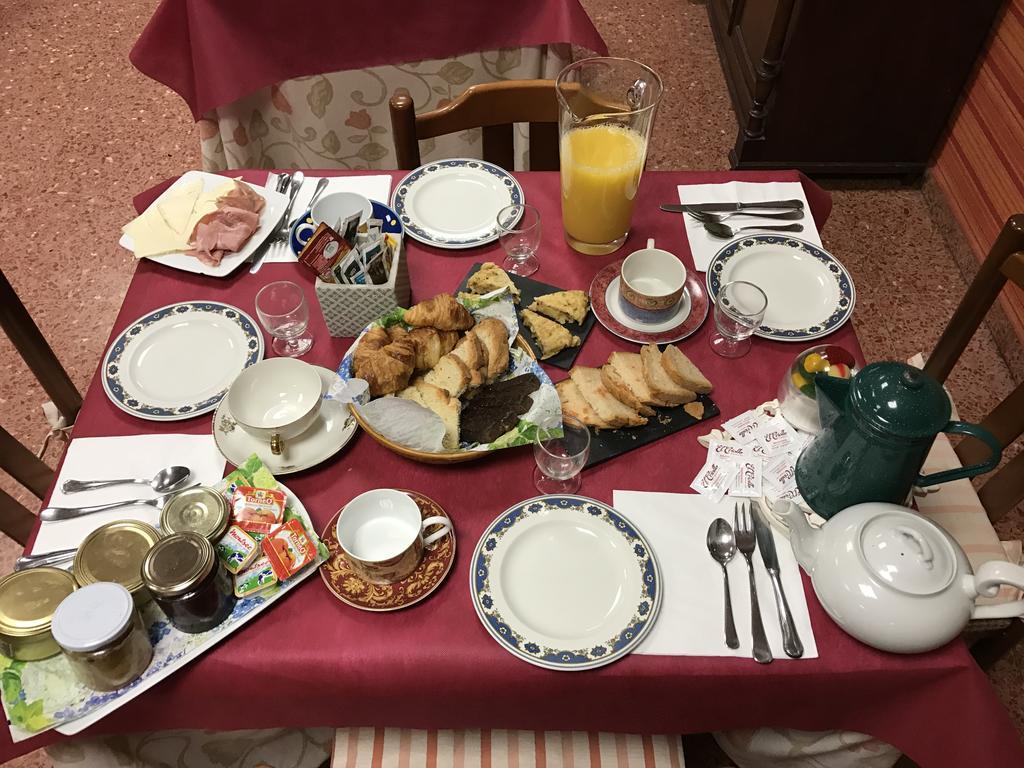 Hostal Pirineos Barbastro Luaran gambar