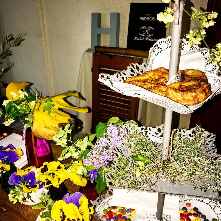 Hostal Pirineos Barbastro Luaran gambar