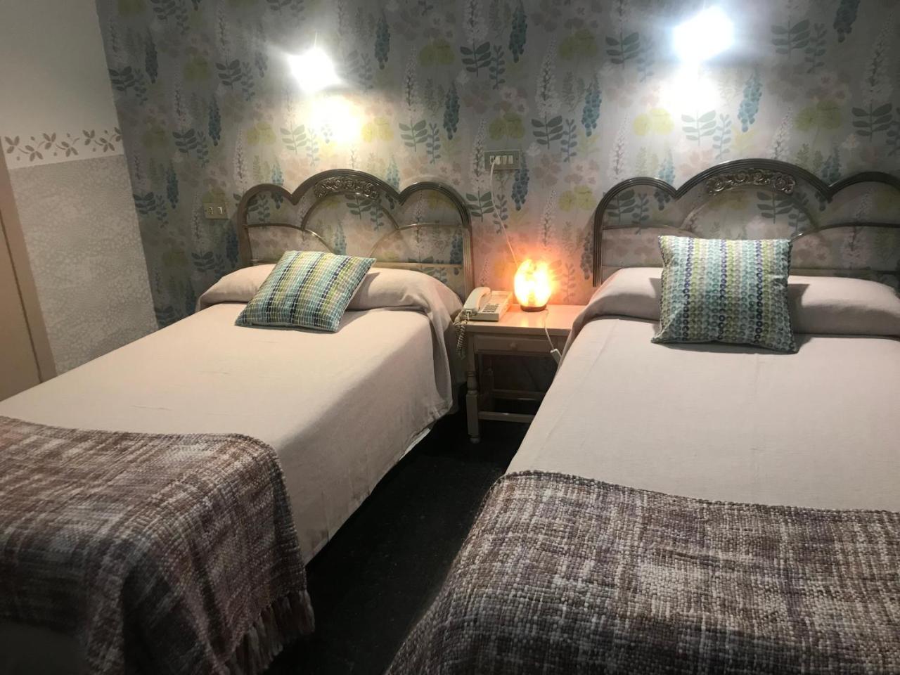 Hostal Pirineos Barbastro Luaran gambar