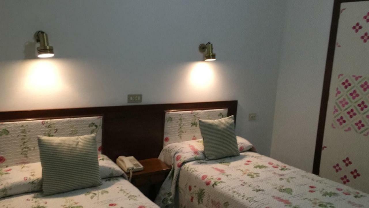 Hostal Pirineos Barbastro Luaran gambar