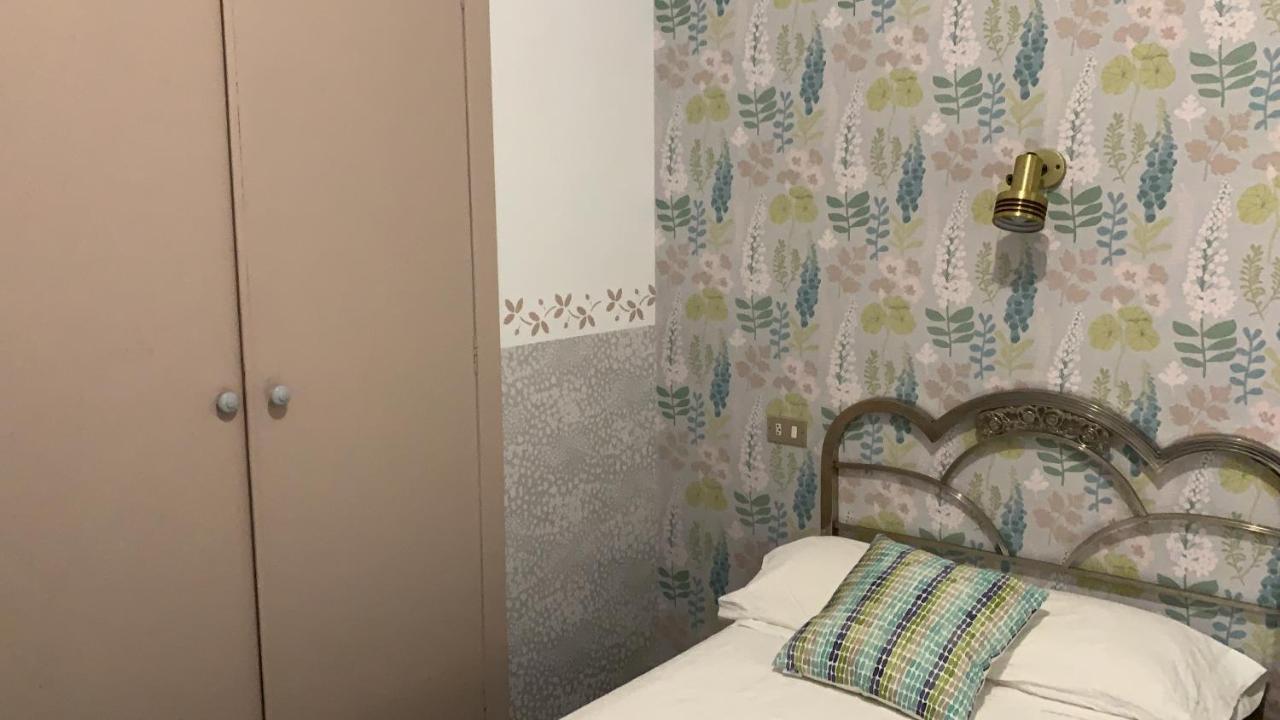 Hostal Pirineos Barbastro Luaran gambar